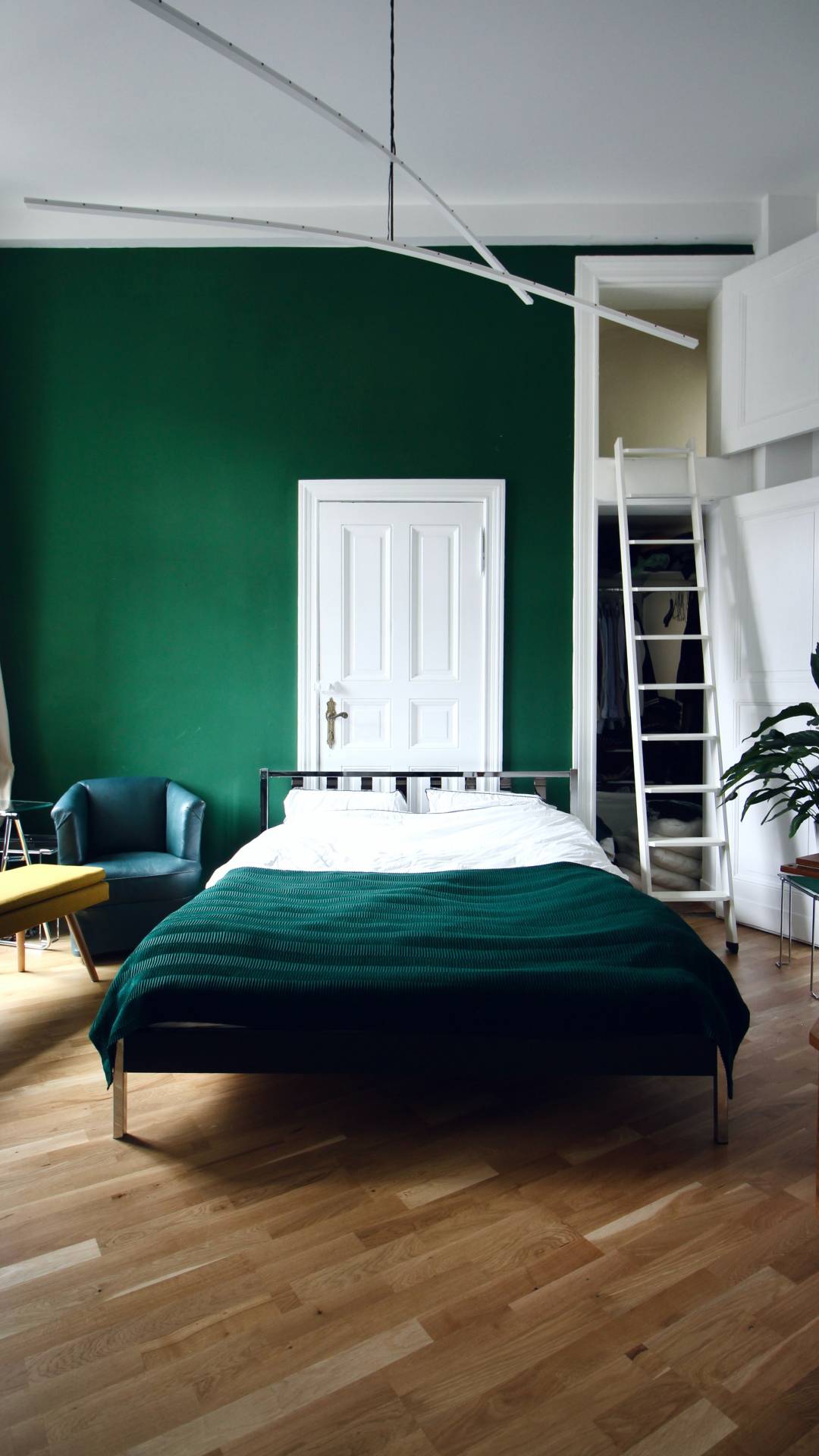 There are several ways to go about designing your own green wall. You can use a stencil, spray paint, or even wallpaper. If you're looking for something more,…