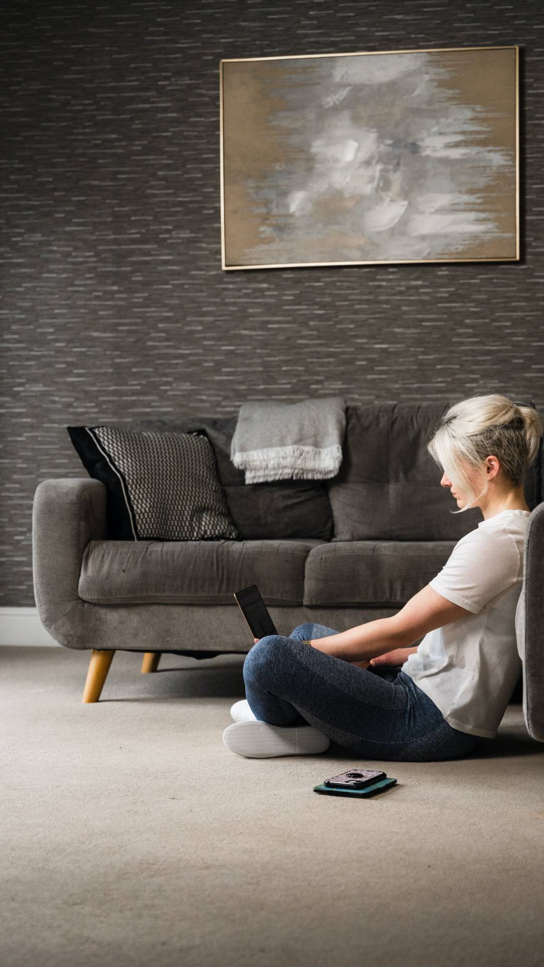 Here are some ideas and tips for decorating pillows on a couch