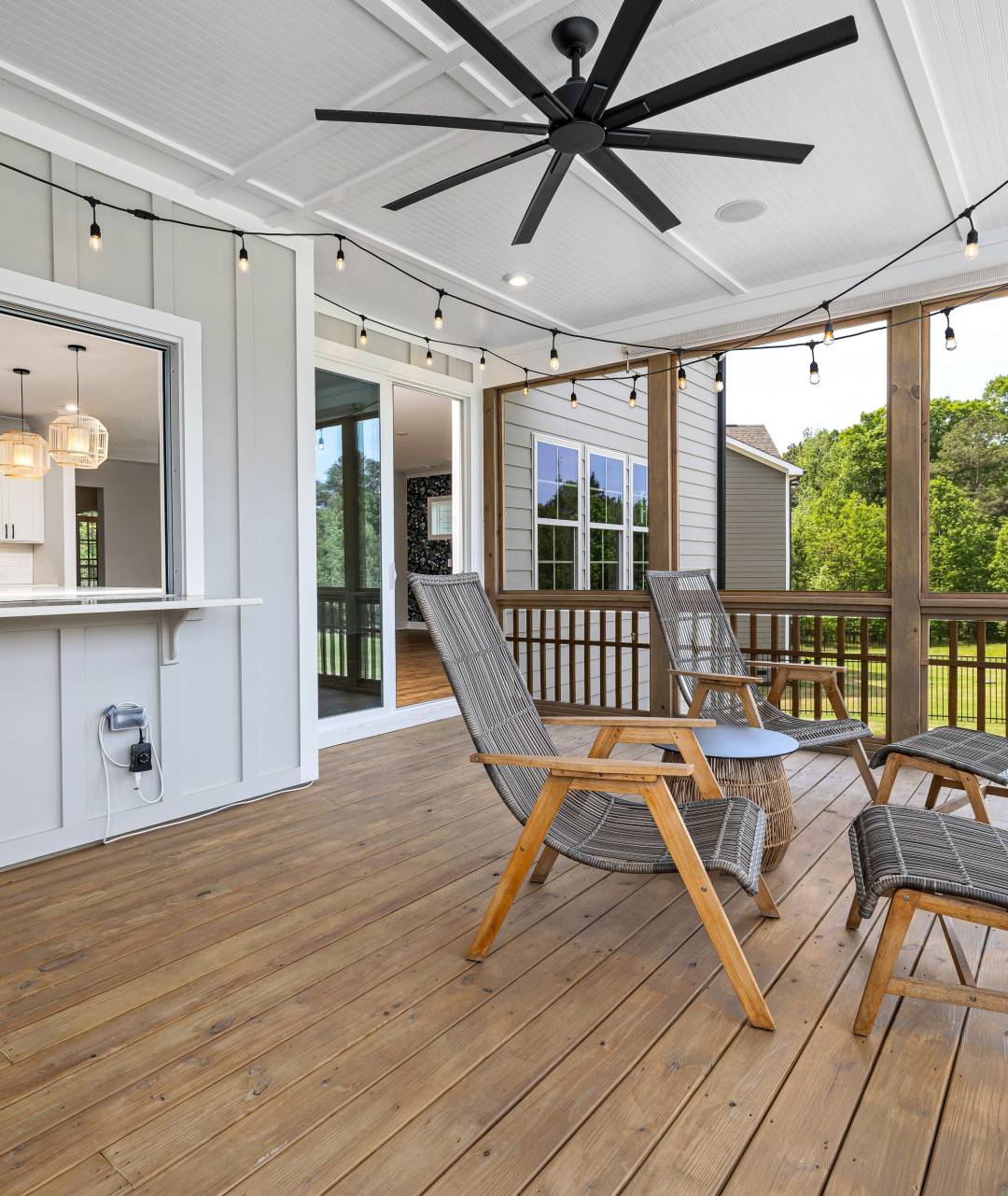 Cozy Outdoor Lounge: 