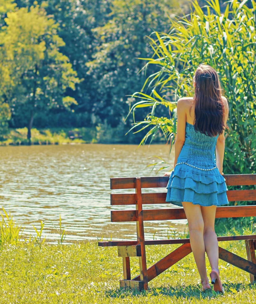 Pond plants are not only beautiful but also essential for maintaining a thriving and balanced aquatic environment.