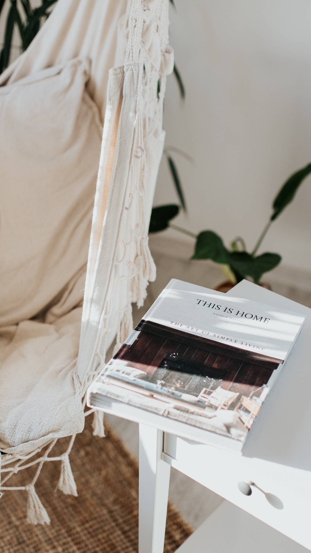 Boho chic is a decorating style that embraces a free-spirited, bohemian vibe with a focus on a comfortable, eclectic mix of vintage and contemporary decor.…